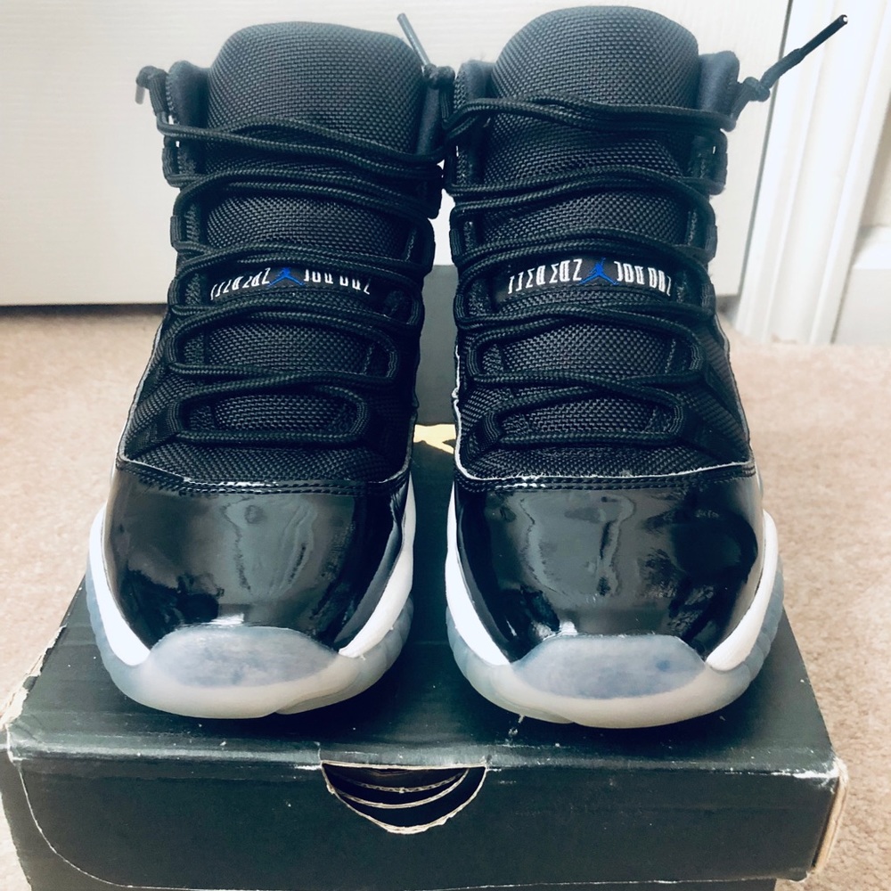 Size 5 (Grade School) Air Jordan’s Retro 11 ⚫️⚪️🔵